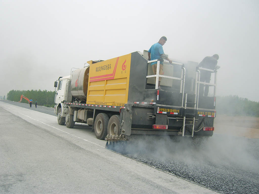 2013年橡膠瀝青同步碎石封層施工現(xiàn)場(chǎng)